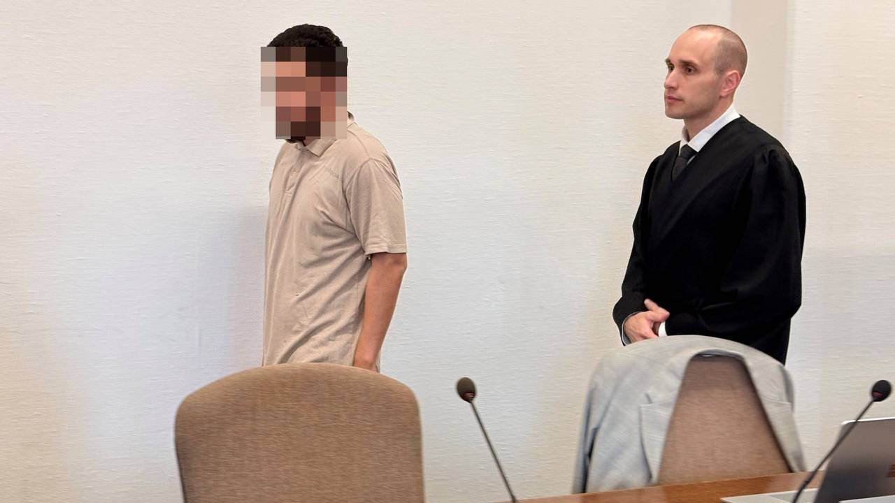 Der Angeklagte mit Verteidiger Fin Keith Habermann beim Prozessauftakt im Kölner Landgericht