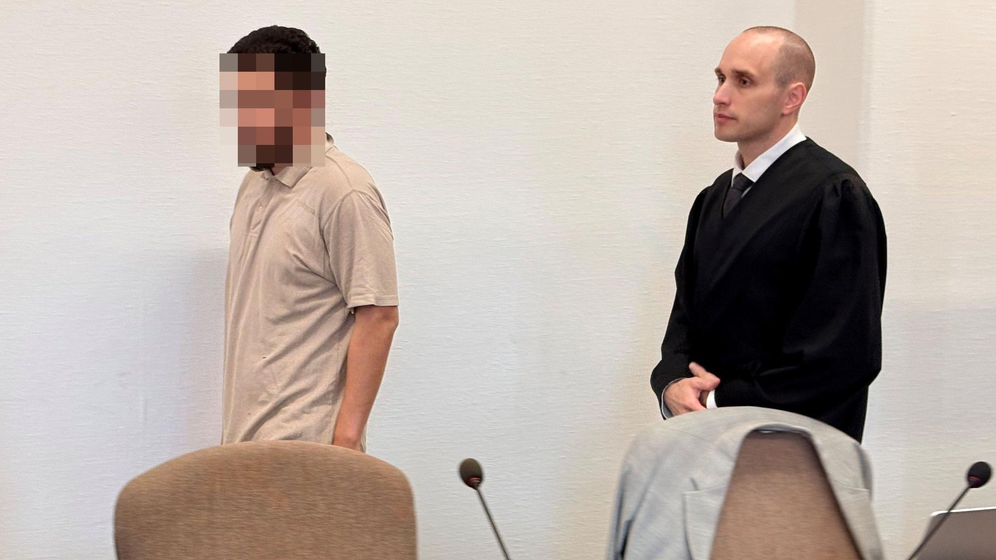 Der Angeklagte mit Verteidiger Fin Keith Habermann und einer Dolmetscherin beim Prozessauftakt im Kölner Landgericht