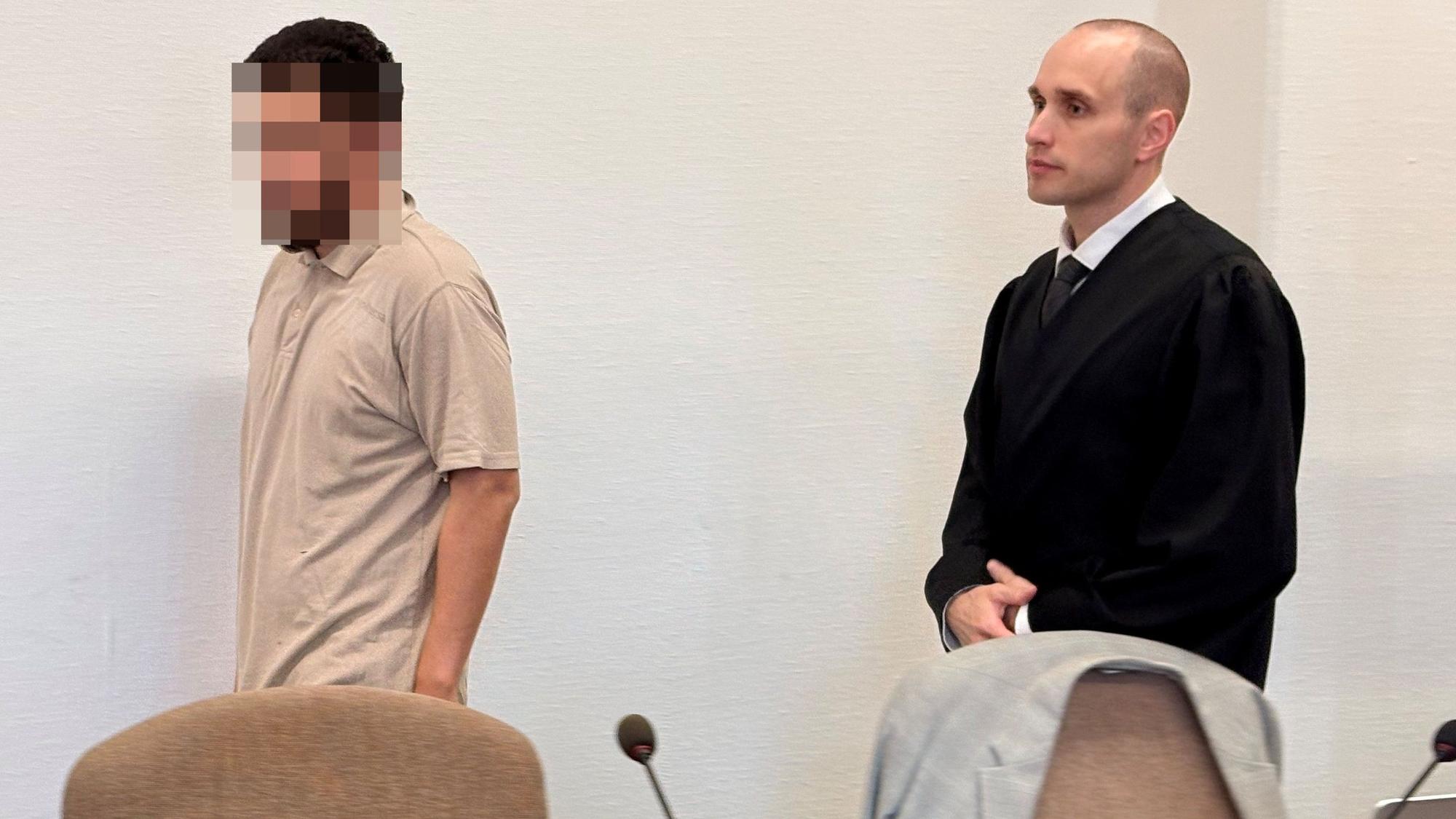 Der Angeklagte mit Verteidiger Fin Keith Habermann beim Prozessauftakt im Kölner Landgericht