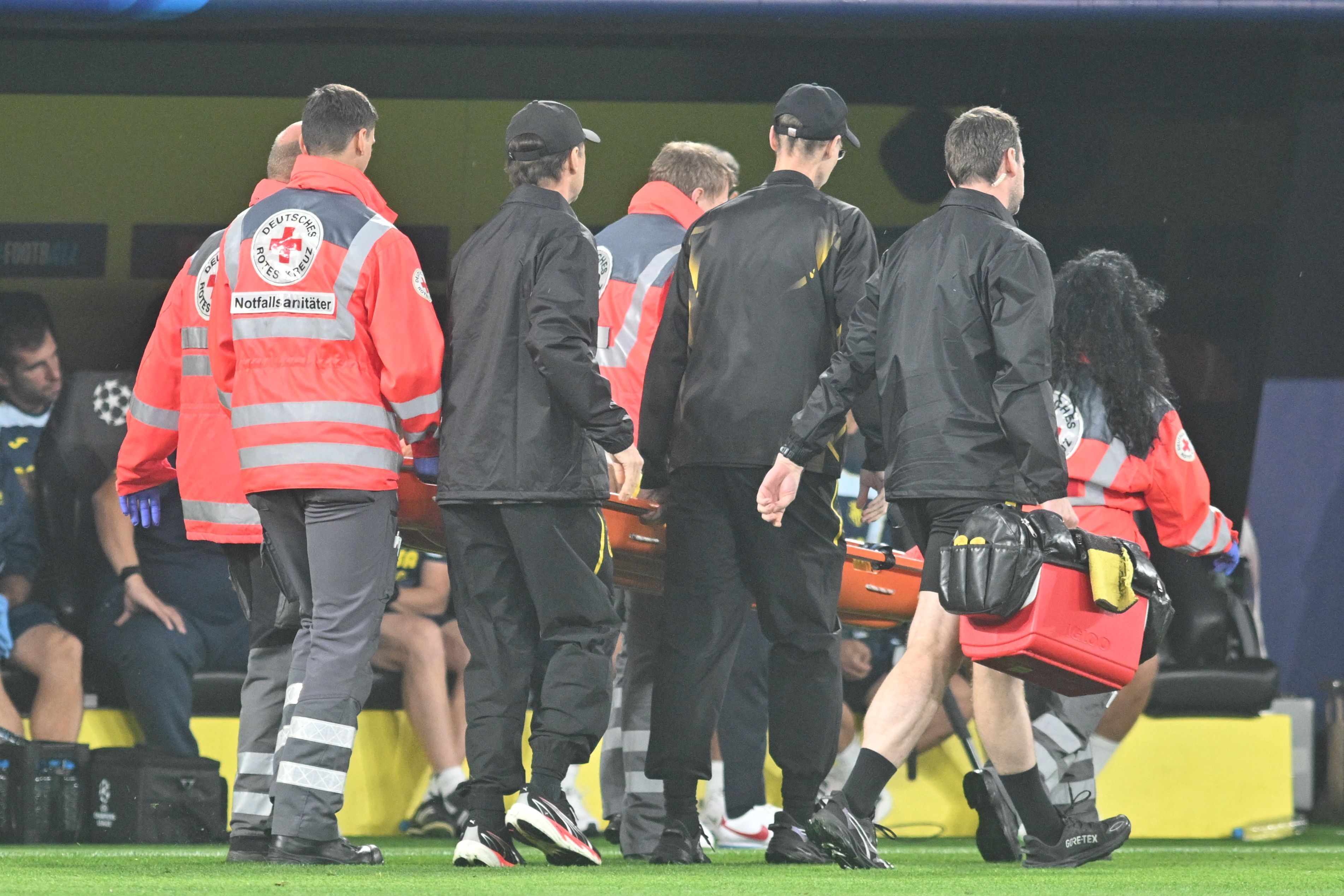 Abtransport des verletzten BVB-Spielers Konstantinos Karetsas.
