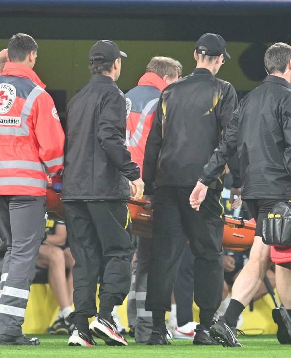 Abtransport des verletzten BVB-Spielers Konstantinos Karetsas.