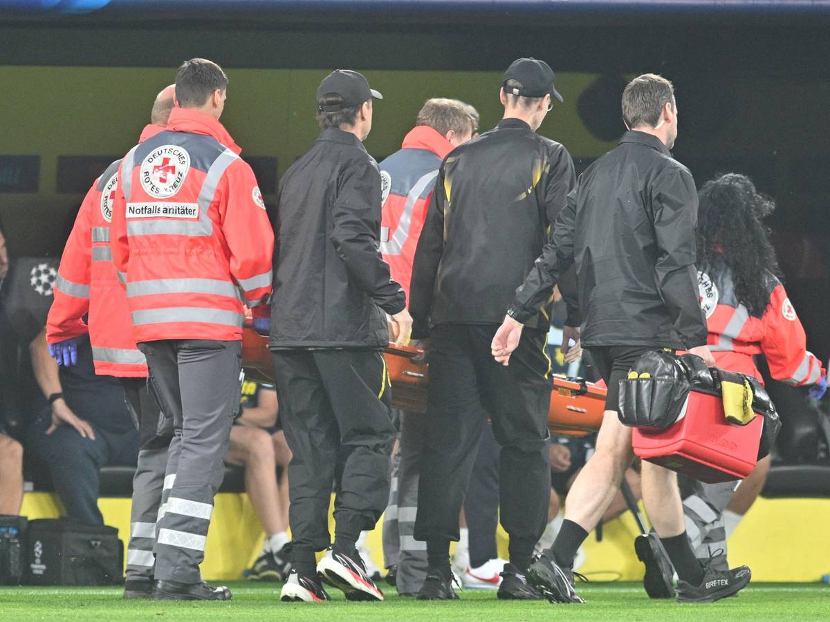 Abtransport des verletzten BVB-Spielers Konstantinos Karetsas.
