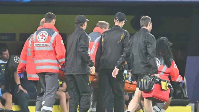 Abtransport des verletzten BVB-Spielers Konstantinos Karetsas.