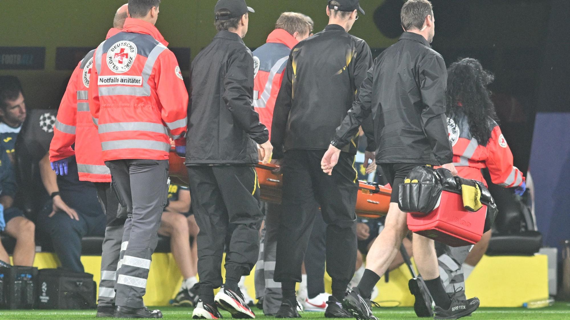 Abtransport des verletzten BVB-Spielers Konstantinos Karetsas.