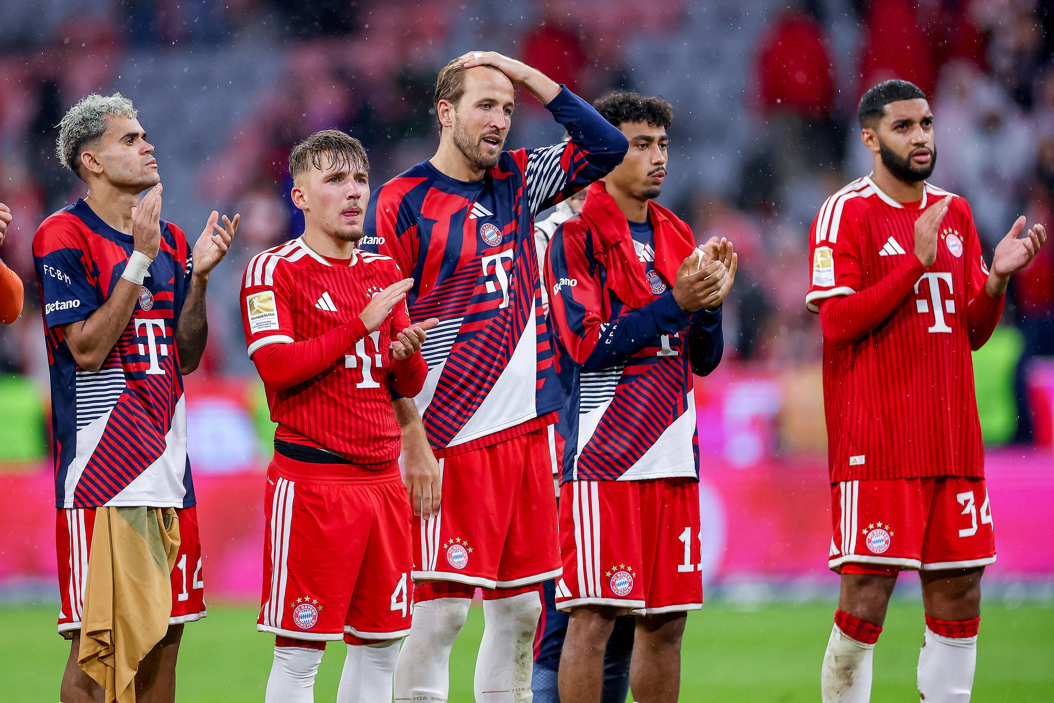 Luis Diaz, Lennart Karl, Harry Kane, Nathaniel Brown und Ismael Saibari applaudieren den Fans nach dem Spiel.