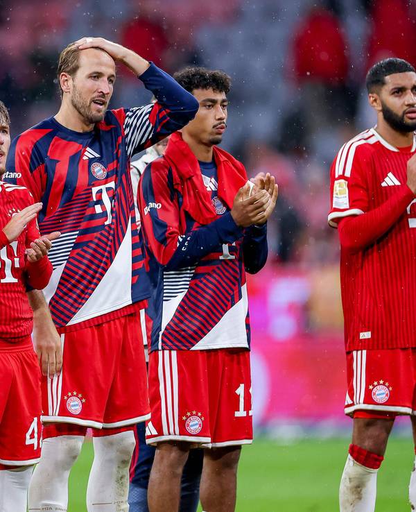 Luis Diaz, Lennart Karl, Harry Kane, Nathaniel Brown und Ismael Saibari applaudieren den Fans nach dem Spiel.