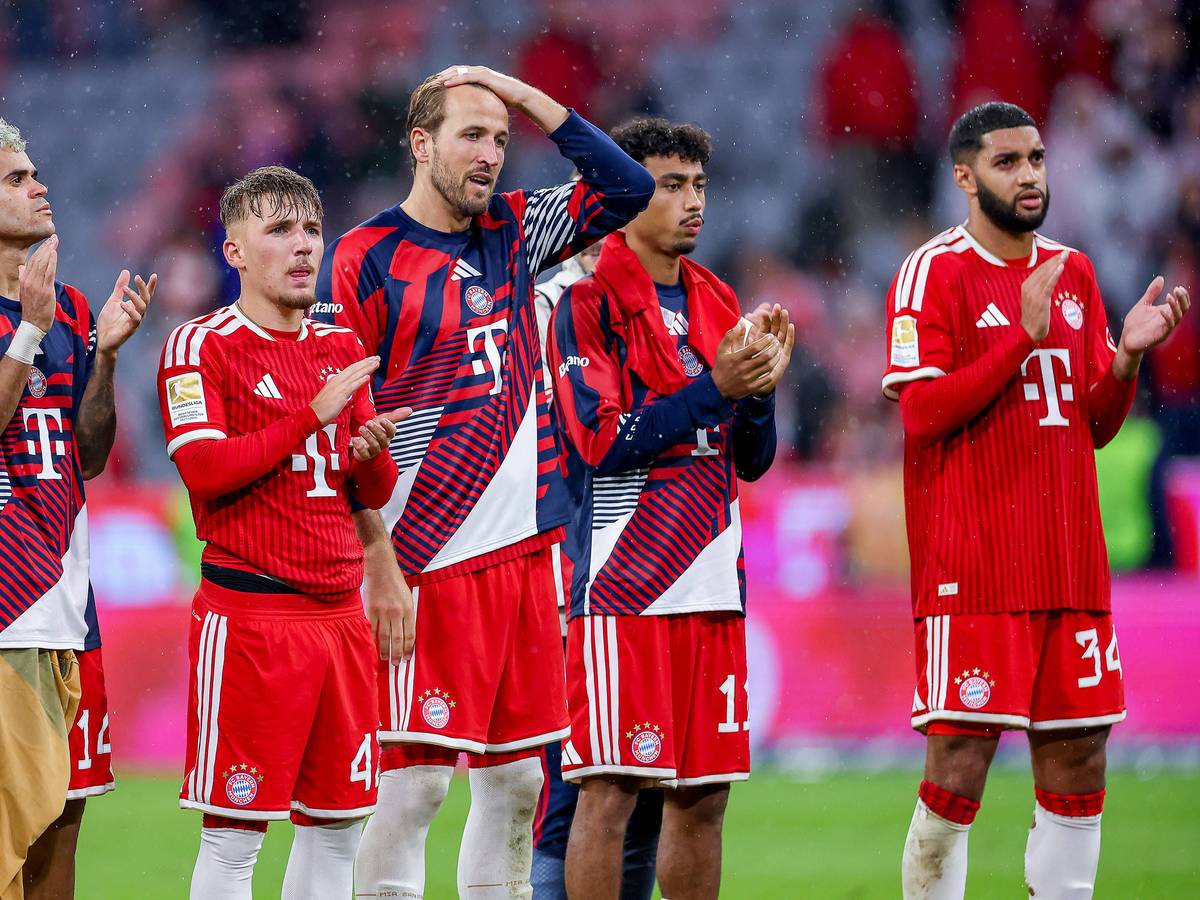 Luis Diaz, Lennart Karl, Harry Kane, Nathaniel Brown und Ismael Saibari applaudieren den Fans nach dem Spiel.