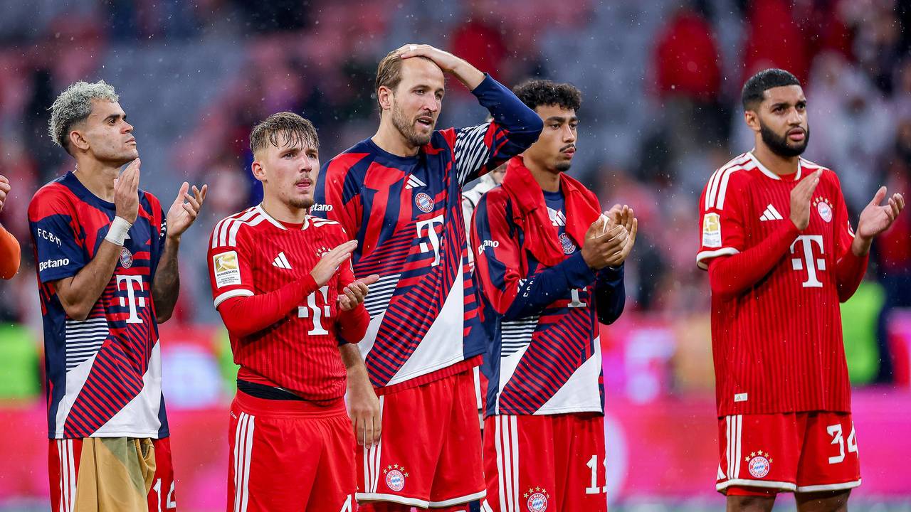 Luis Diaz, Lennart Karl, Harry Kane, Nathaniel Brown und Ismael Saibari applaudieren den Fans nach dem Spiel.