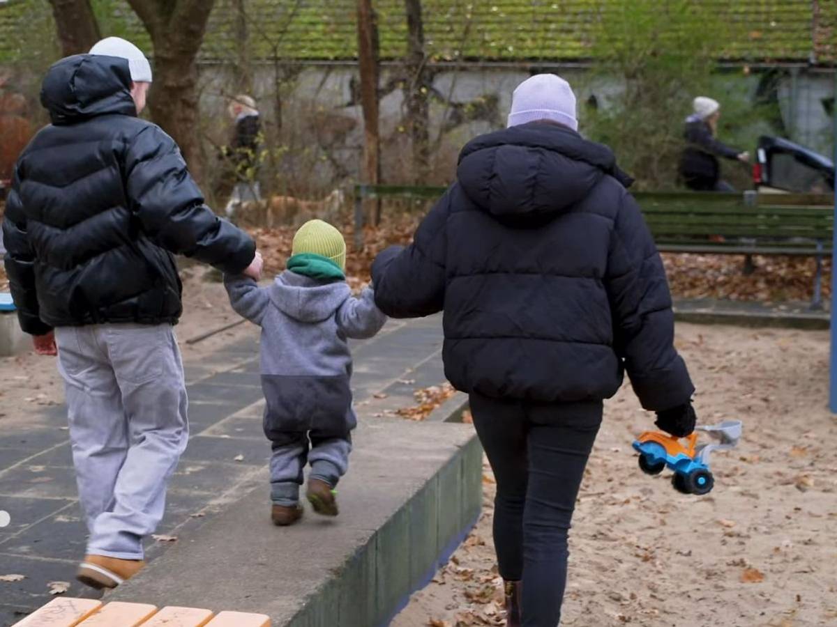Als Jacky und Eugen ungeplant schwanger sind, steht eine Frage im Raum: Soll das Kind zur Welt kommen? (Bild: ZDF)
