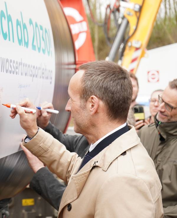 Elsdorfer Bürgermeister Andreas Heller beim Signieren eines der Rohre.