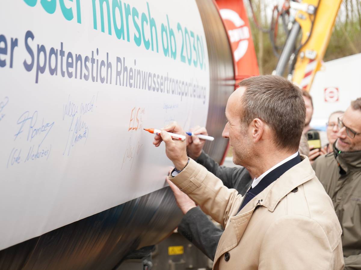 Elsdorfer Bürgermeister Andreas Heller beim Signieren eines der Rohre.