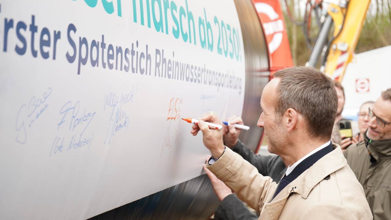 Elsdorfer Bürgermeister Andreas Heller beim Signieren eines der Rohre.