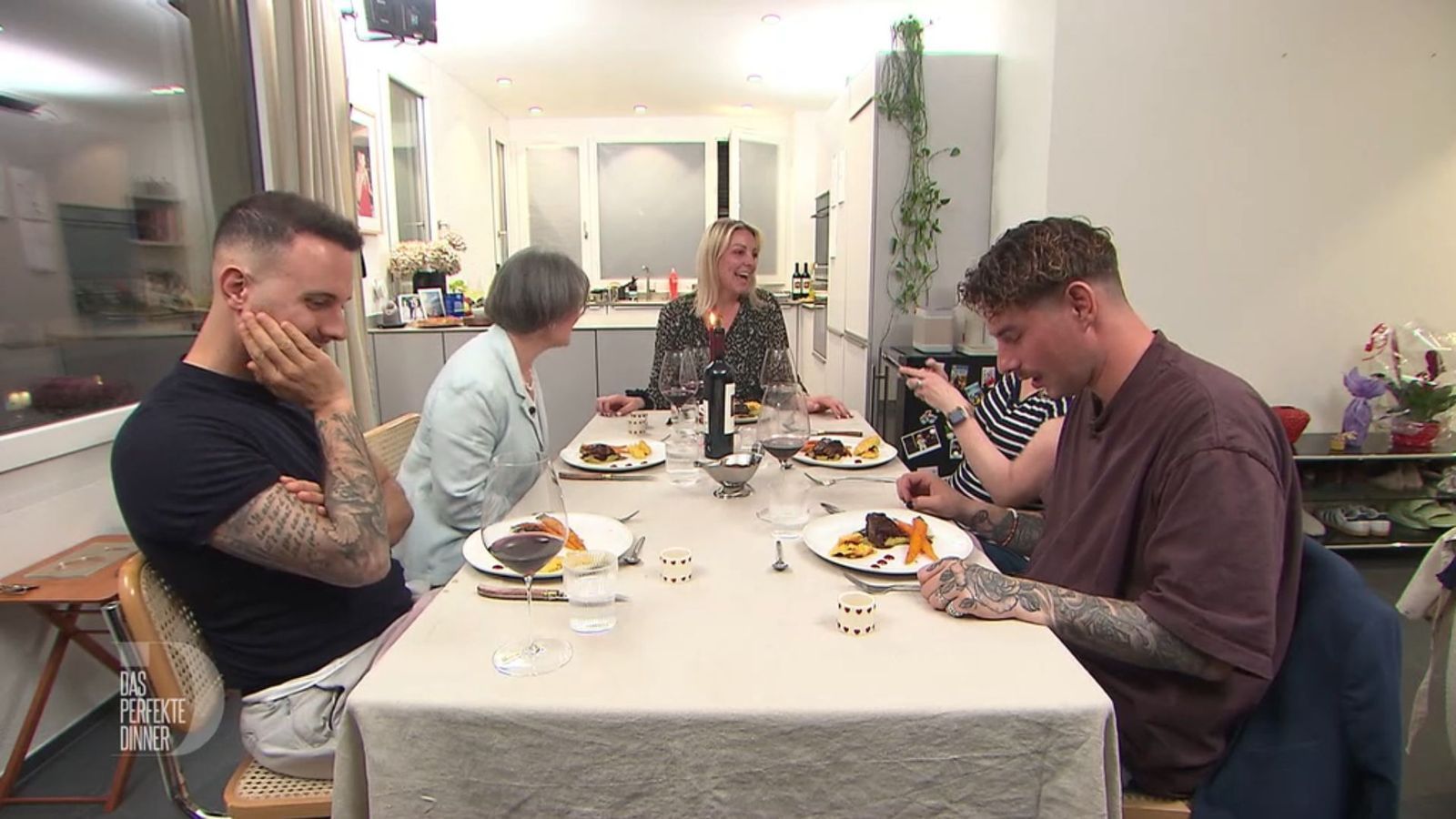 Michelles verunglückte Polentaschnitten sorgen für Erheiterung bei den Gästen.
 (Bild: RTL)