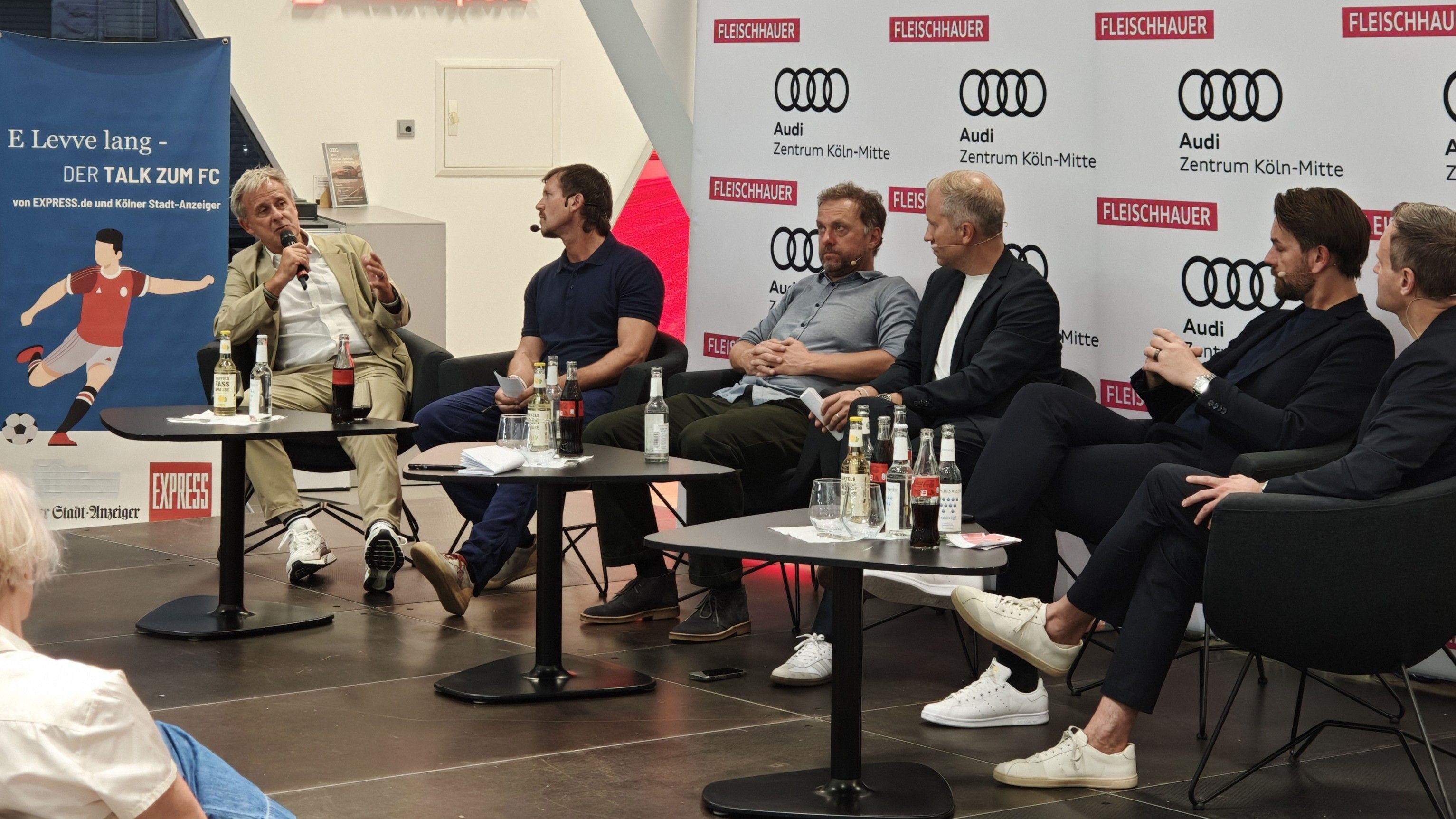 Blick auf die Bühne beim FC-Talk mit Pierre Littbarski, Thomas Kessler und Jörg Jakobs.