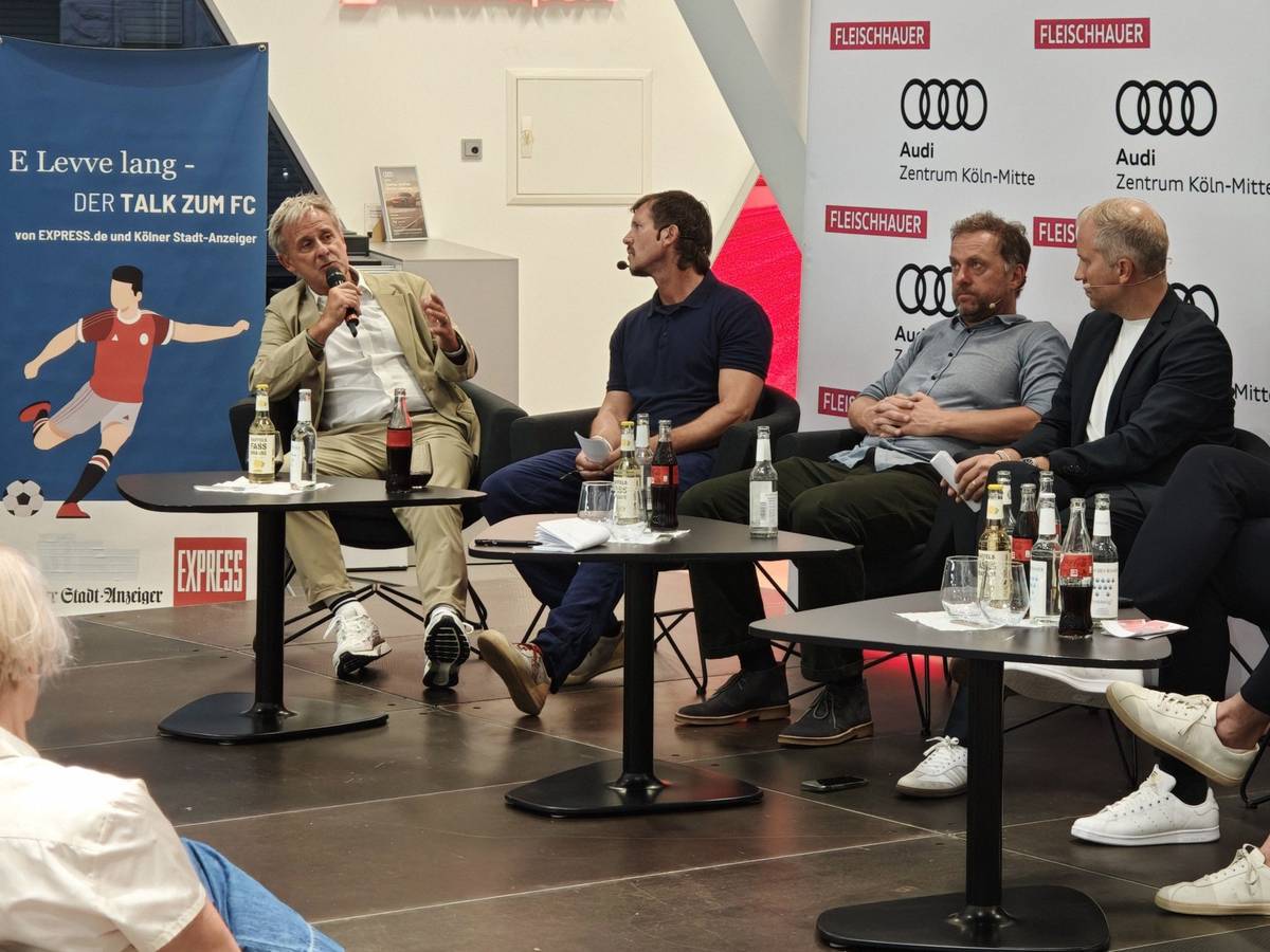 Blick auf die Bühne beim FC-Talk mit Pierre Littbarski, Thomas Kessler und Jörg Jakobs.