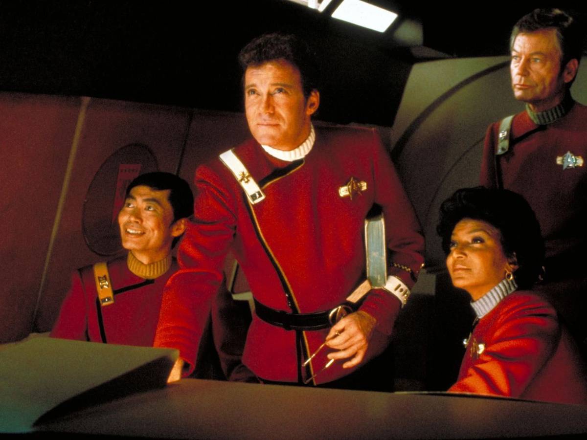 Admiral Kirk (William Shatner, zweiter von links) wird von seinem Erzrivalen Khan bedroht. (Bild: Paramount Pictures)
