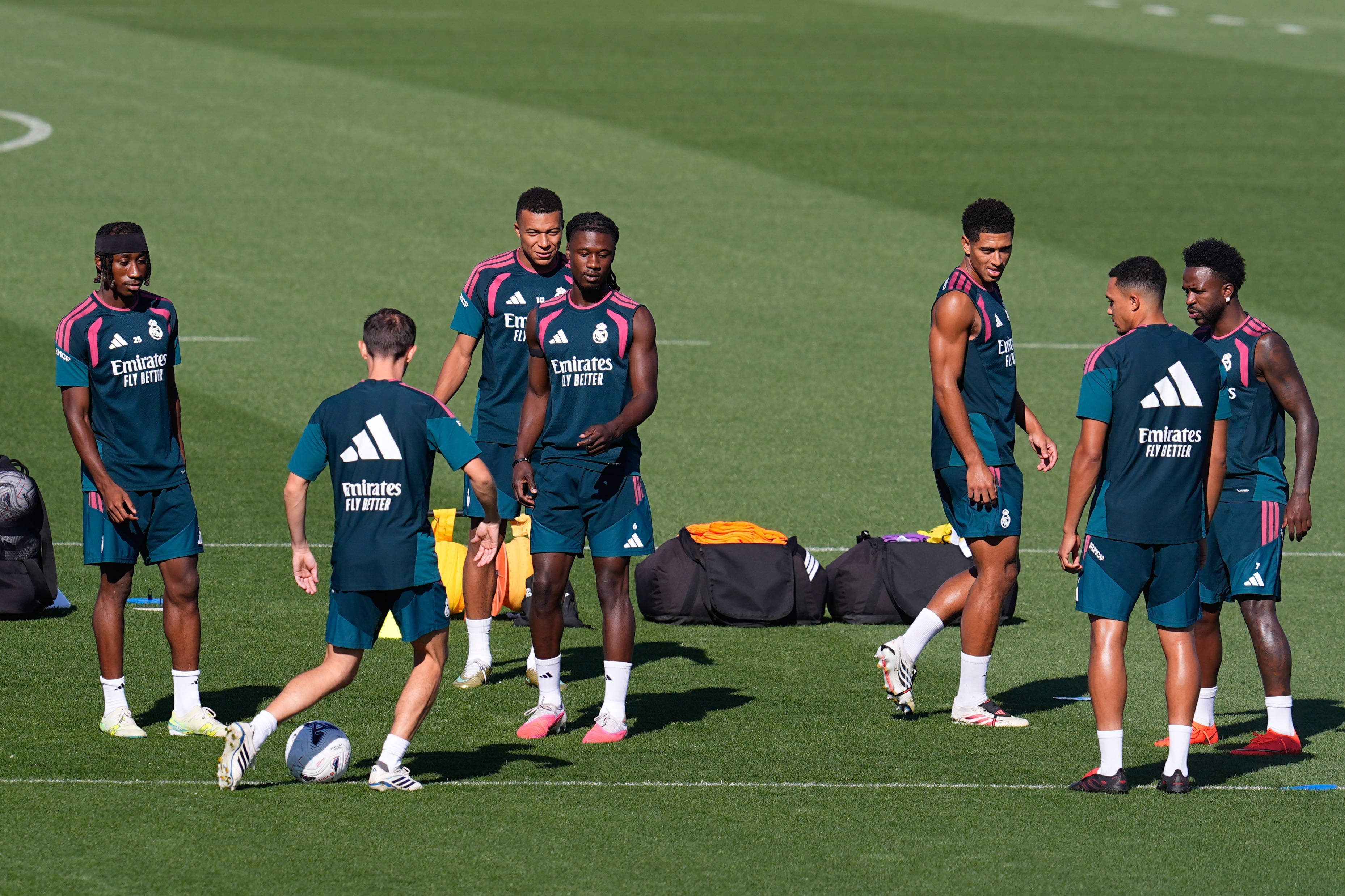 Yan Diomande, Kylian Mbappe, Vinicius Junior, Eduardo Camavinga, Trent Alexander-Arnold und Jude Bellingham beim Training.
