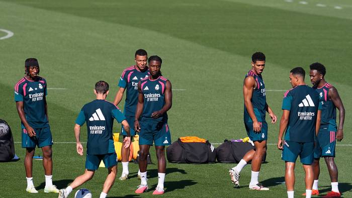 Yan Diomande, Kylian Mbappe, Vinicius Junior, Eduardo Camavinga, Trent Alexander-Arnold und Jude Bellingham beim Training.