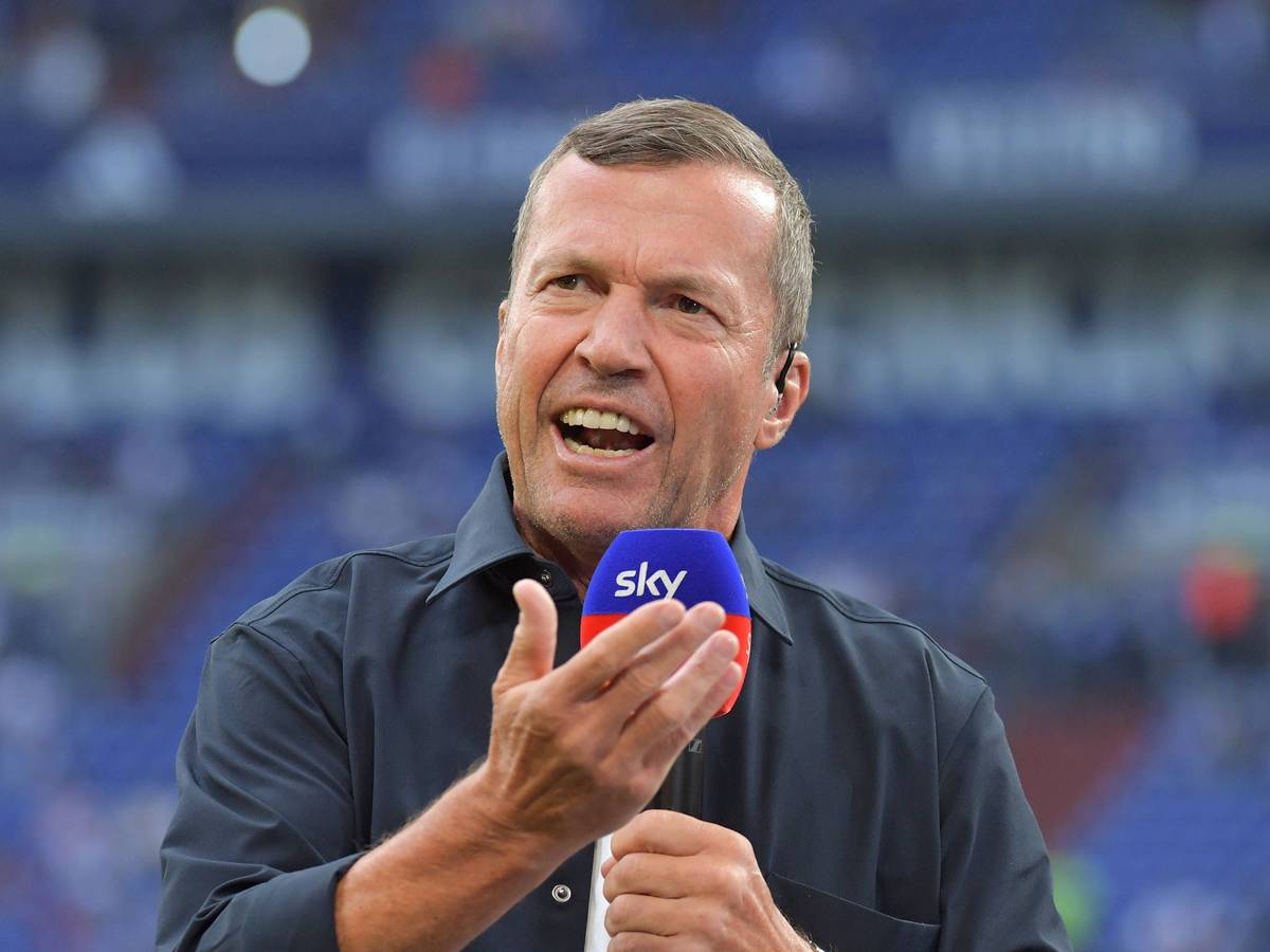 Lothar Matthäus gestikuliert mit Sky-Mikro in der Hand.