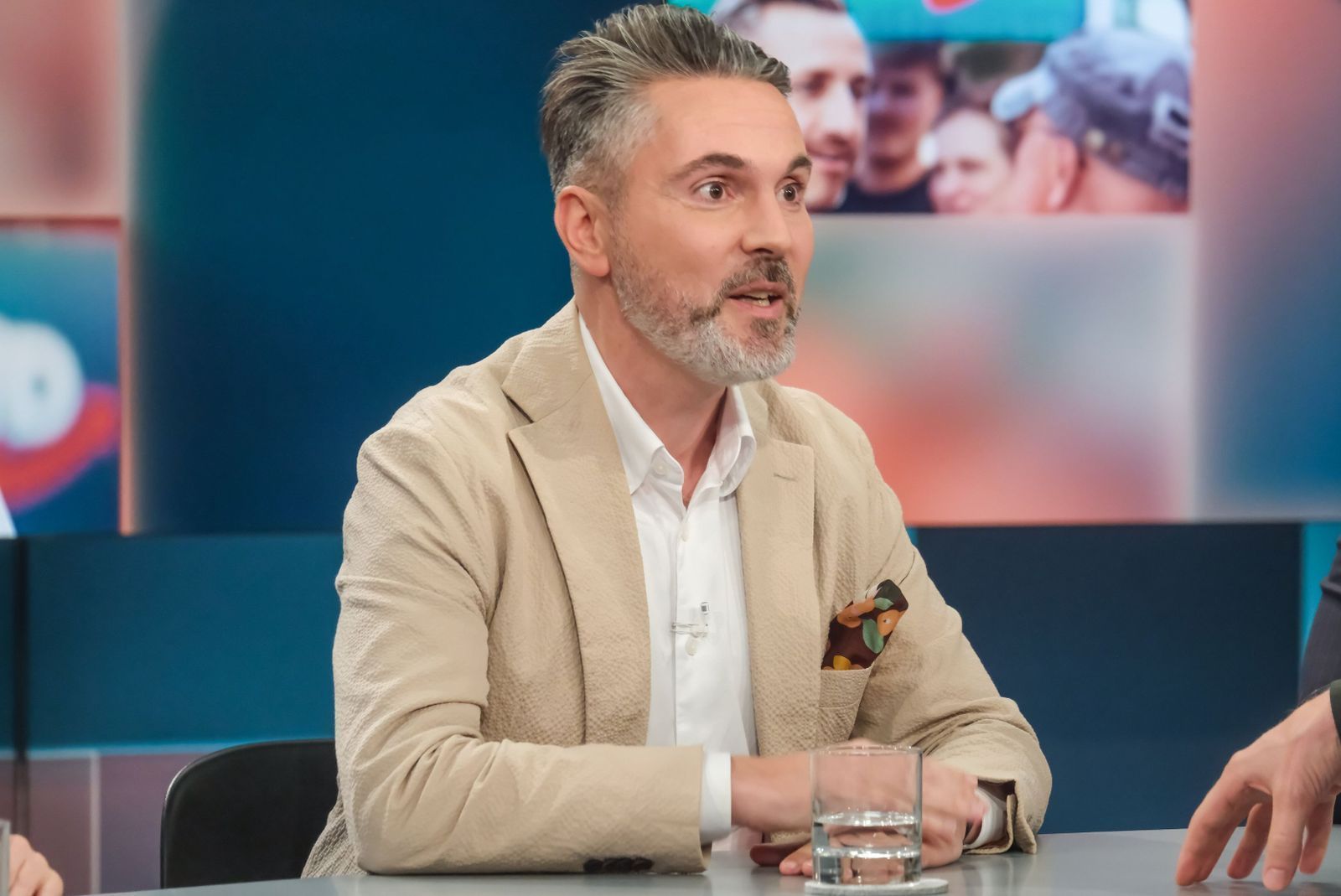 „Sagen Sie doch einfach, dass Sie derzeit nicht regieren wollen“, warf BSW-Parteivorsitzende Fabio de Masi dem AfD-Mann Markus Frohnmaier vor. (Bild: WDR/Oliver Ziebe)