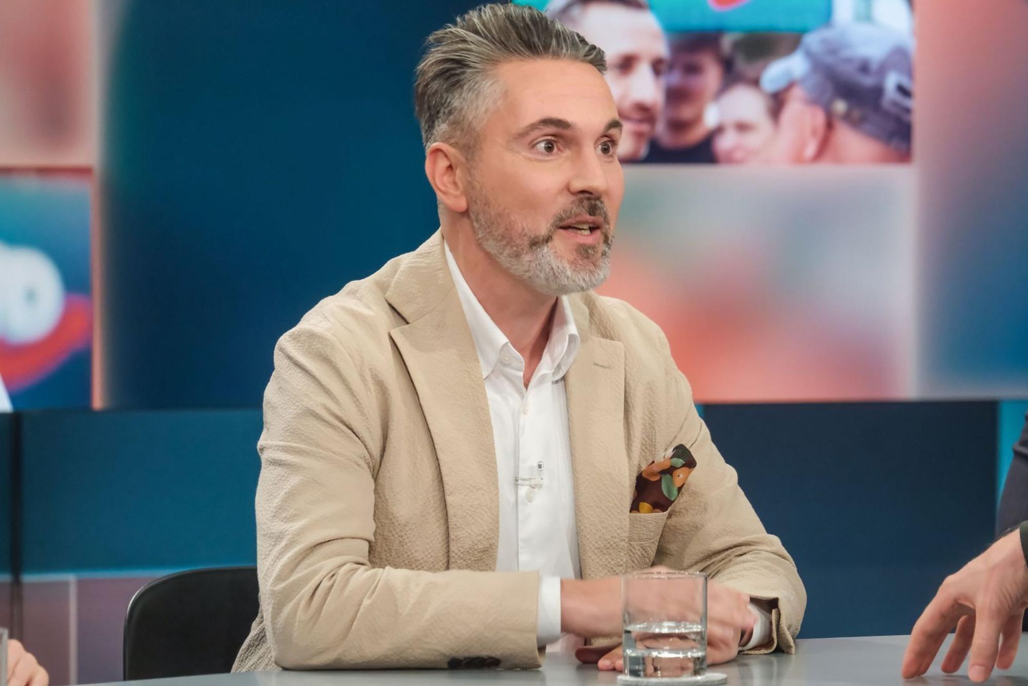 „Sagen Sie doch einfach, dass Sie derzeit nicht regieren wollen“, warf BSW-Parteivorsitzende Fabio de Masi dem AfD-Mann Markus Frohnmaier vor. (Bild: WDR/Oliver Ziebe)