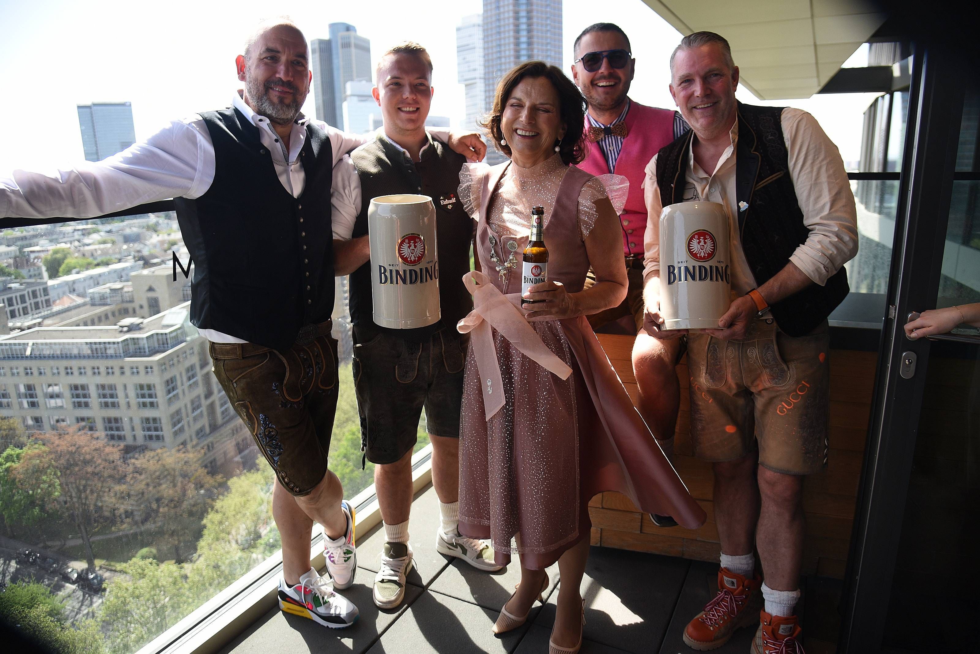 Reality-Star Claudia Obert (Mitte) beim Oktoberfest im Frankfurt am Main Ende April.