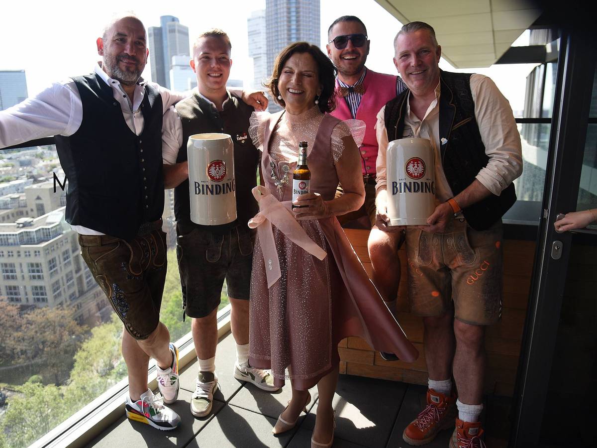 Reality-Star Claudia Obert (Mitte) beim Oktoberfest im Frankfurt am Main Ende April.