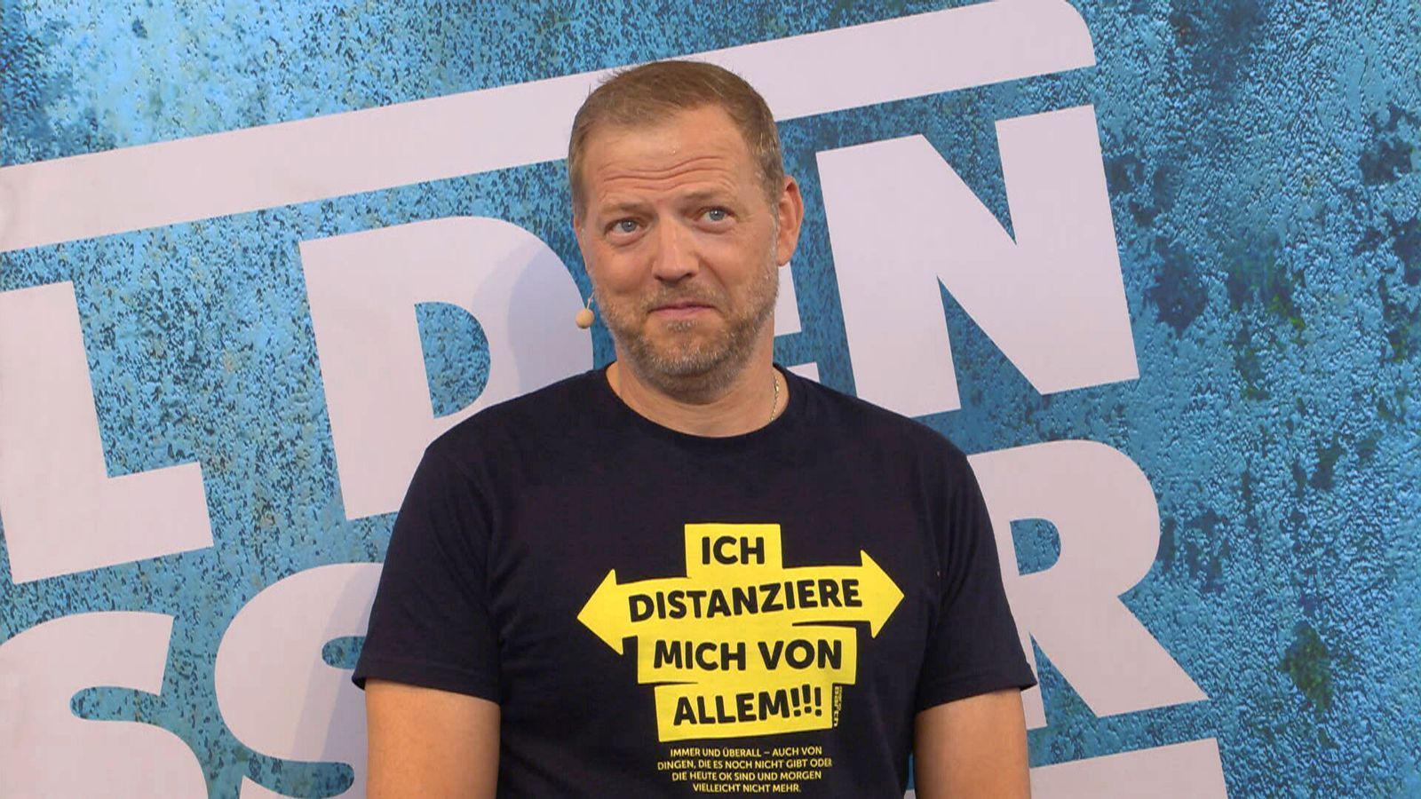 Mario Barth kokettierte bei „Grill den Henssler“ humorvoll mit seiner Schulbildung. (Bild: RTL)