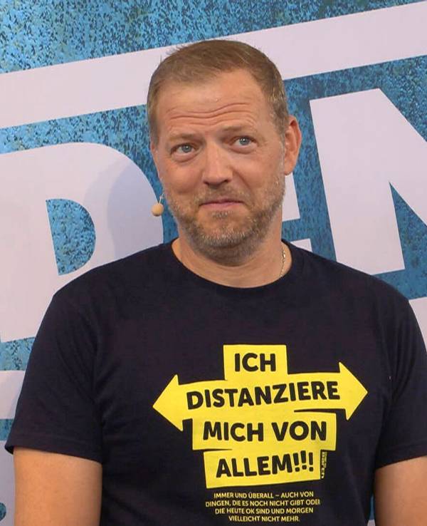 Mario Barth kokettierte bei „Grill den Henssler“ humorvoll mit seiner Schulbildung. (Bild: RTL)