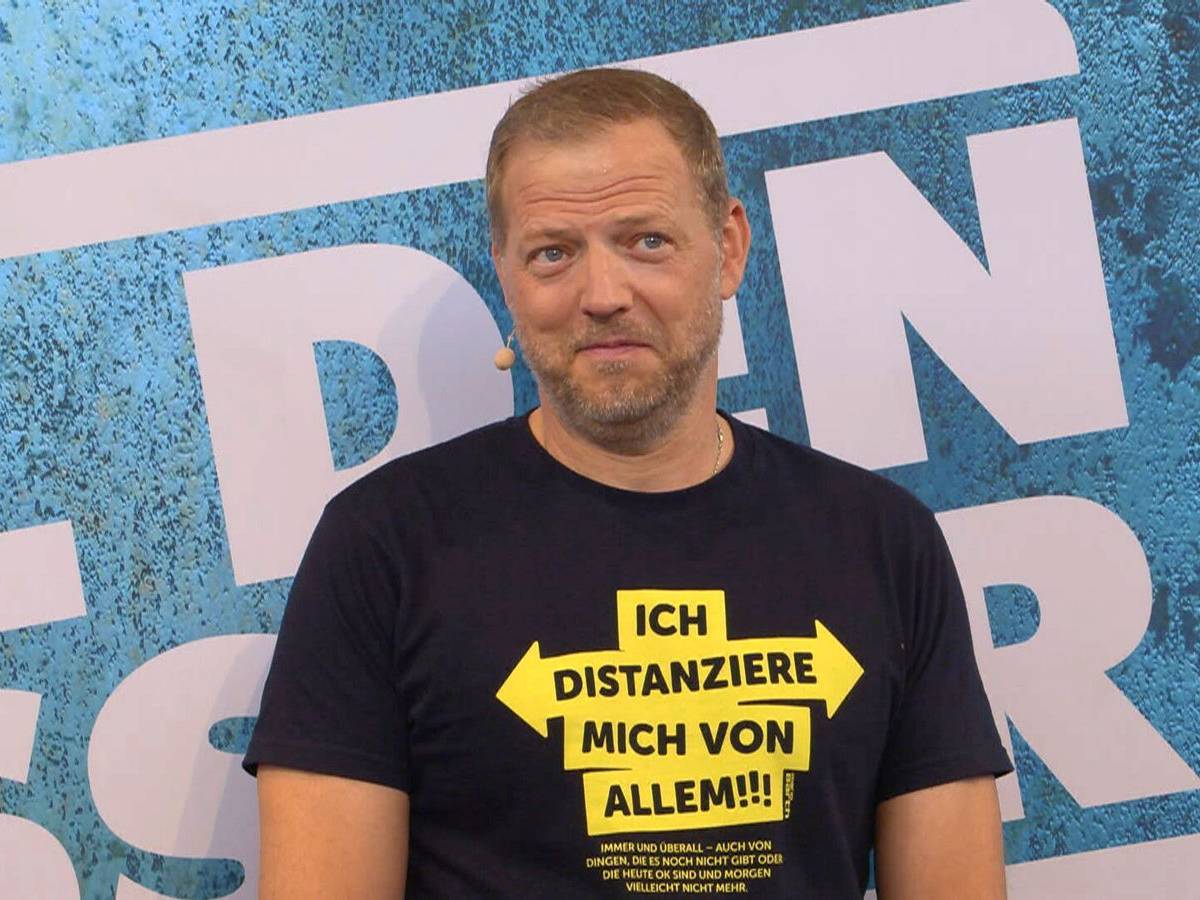 Mario Barth kokettierte bei „Grill den Henssler“ humorvoll mit seiner Schulbildung. (Bild: RTL)