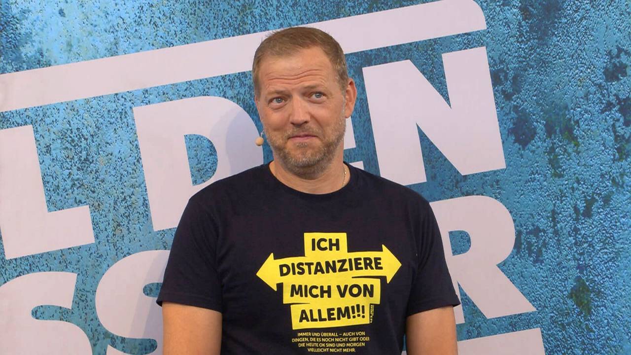Mario Barth kokettierte bei „Grill den Henssler“ humorvoll mit seiner Schulbildung. (Bild: RTL)