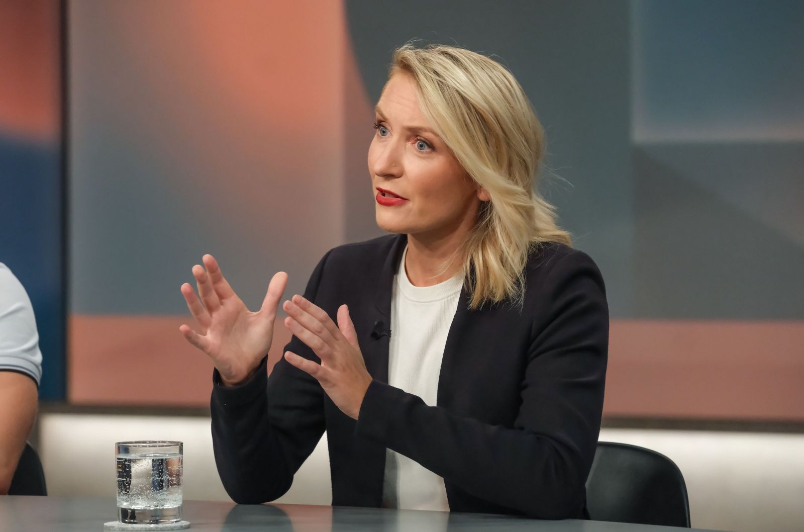 „Es gibt eine langfristige Strategie, um die AfD zu besiegen, und wir haben's gezeigt“, sagt Ines Schwerdtner, Parteivorsitzende Die Linke. (Bild: WDR/Oliver Ziebe)