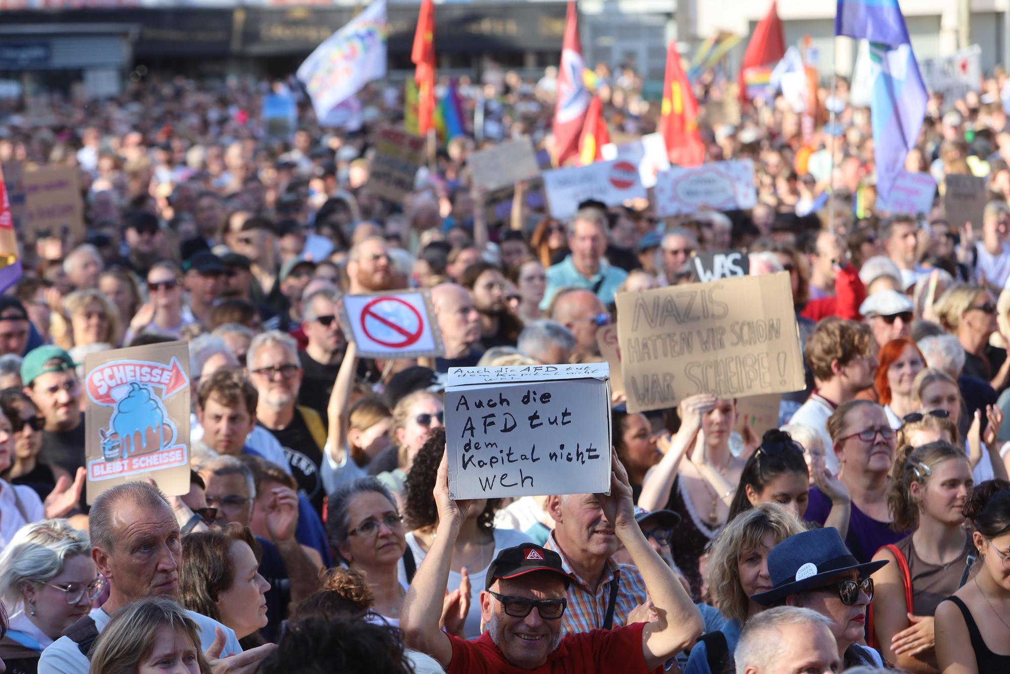 Köln zeigt Flagge. Tausende protestierten gegen die AfD.