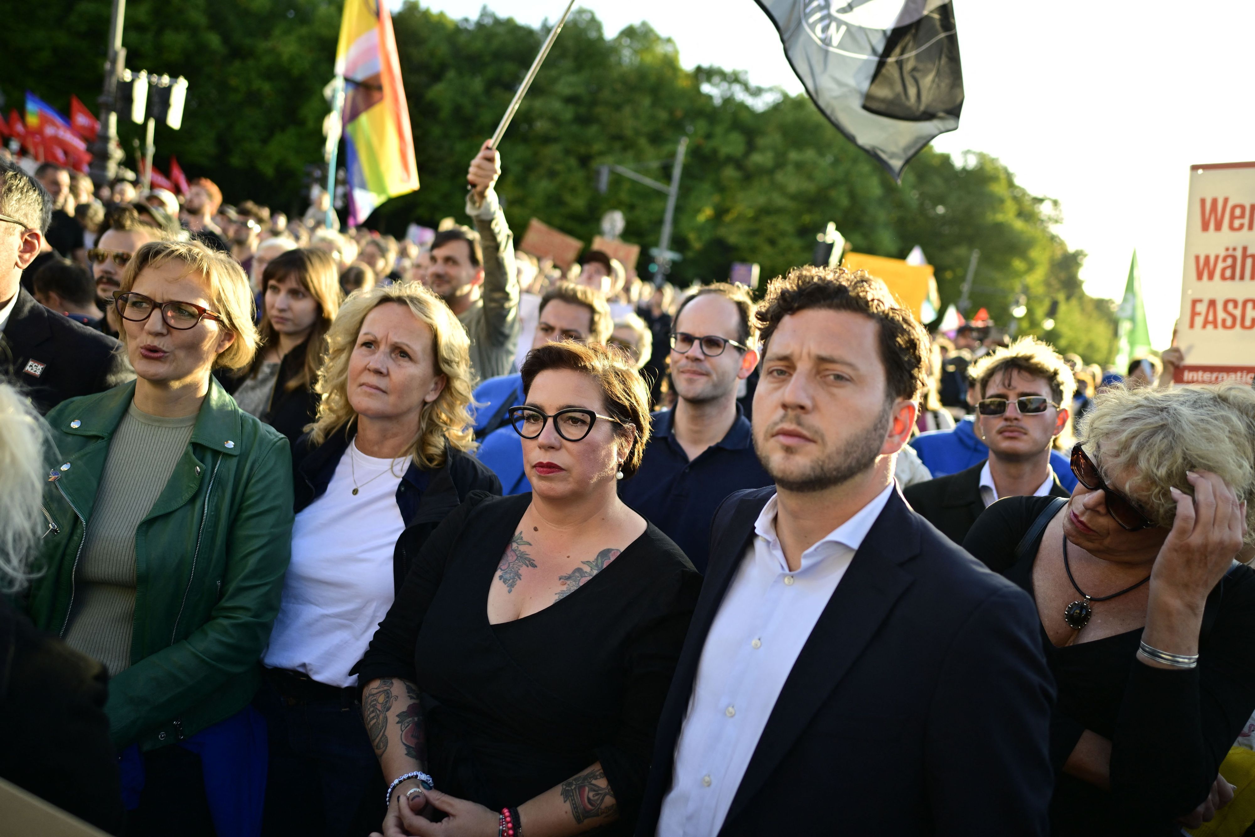 Grünen-Chef Felix Banaszak (von rechts), Susan Sziborra-Seidlitz, Grünen-Spitzenkandidatin für die Landtagswahl in Sachsen-Anhalt, und Parteichefin Franziska Brantner bei einer Anti-AfD-Demonstration am Brandenburger Tor.