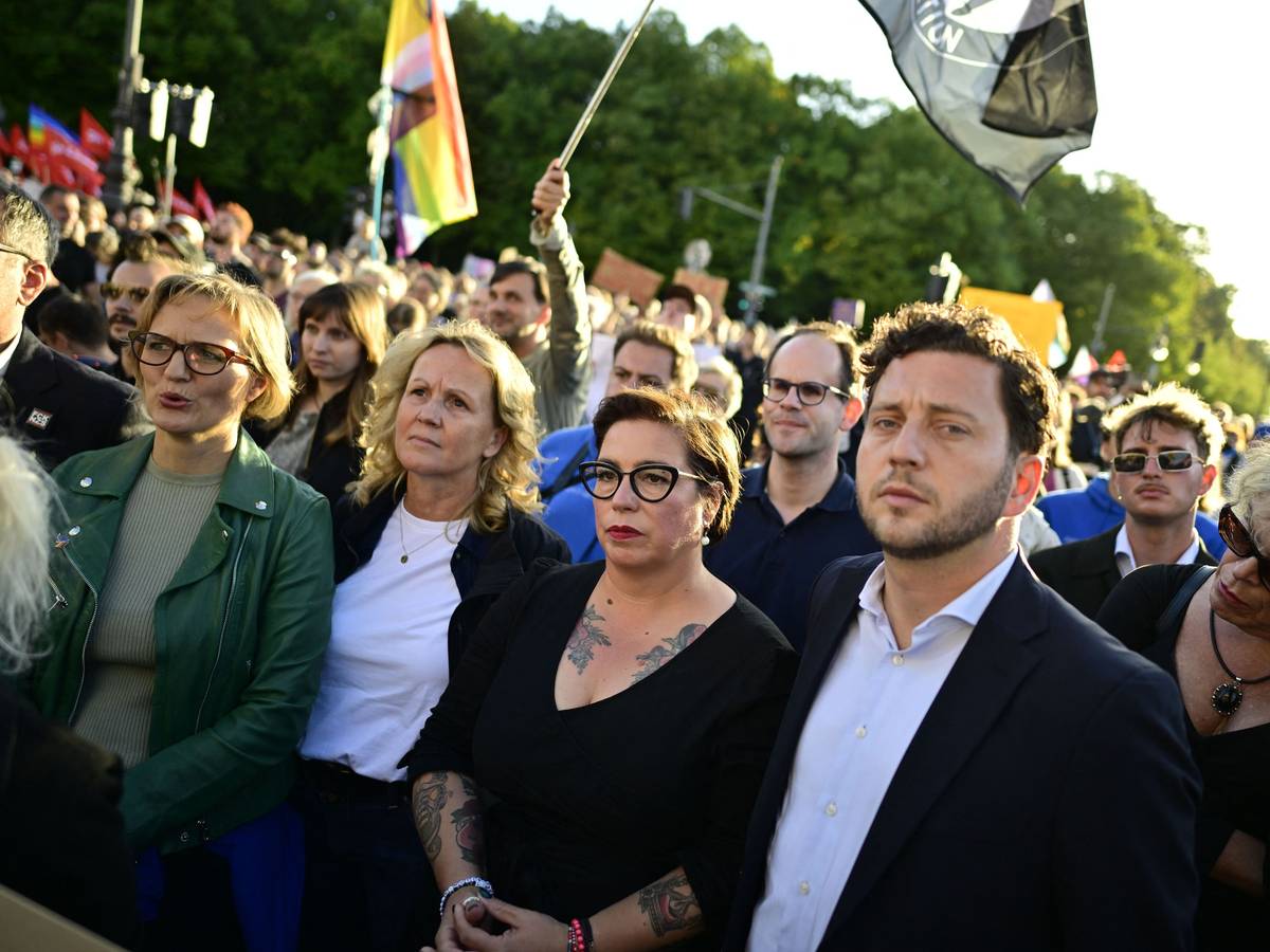 Grünen-Chef Felix Banaszak (von rechts), Susan Sziborra-Seidlitz, Grünen-Spitzenkandidatin für die Landtagswahl in Sachsen-Anhalt, und Parteichefin Franziska Brantner bei einer Anti-AfD-Demonstration am Brandenburger Tor.