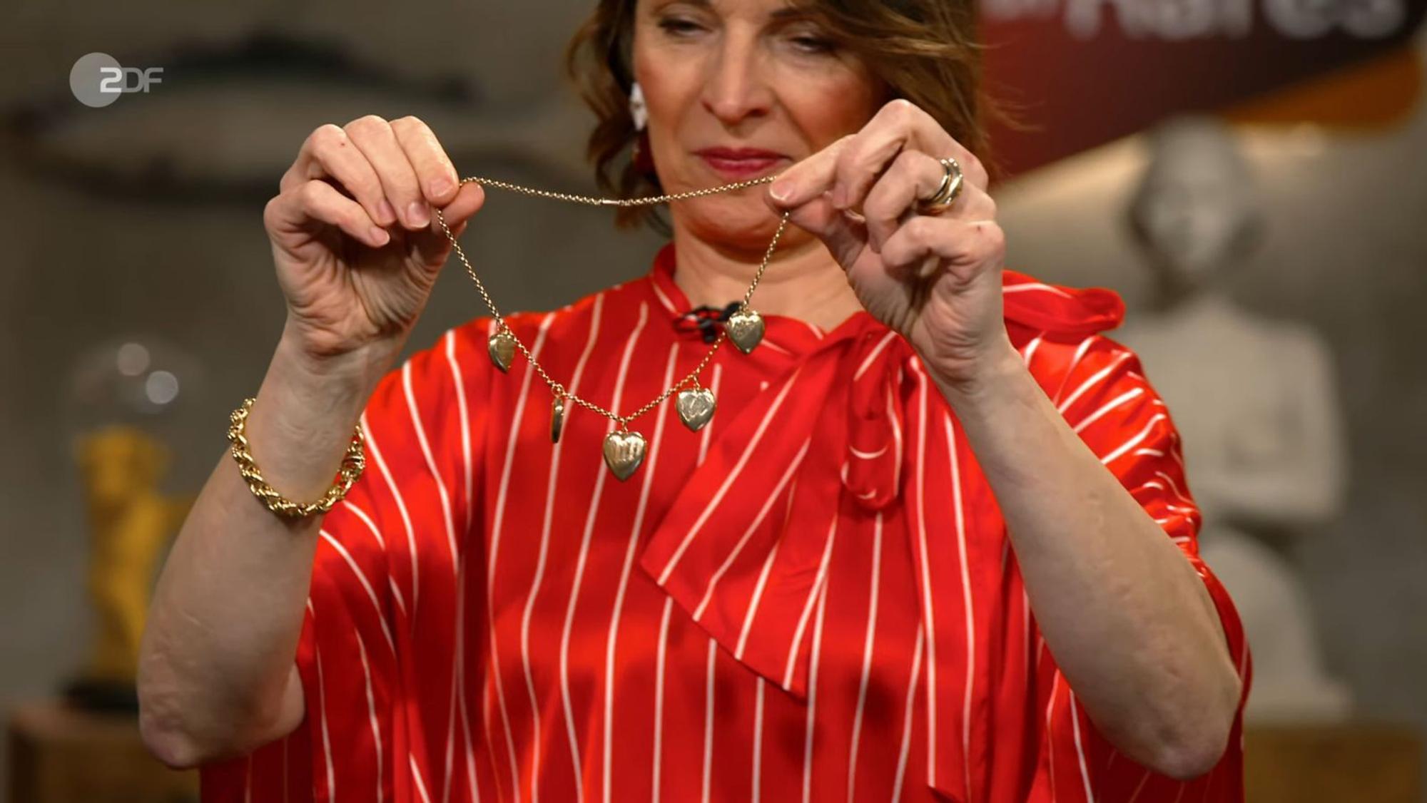 Ein Collier mit fünf Herzen aus 375er Gold fand Lichter „schön“, während Wendela Horz von „ganz viel Liebe“ sprach. Heinz und Christiane wünschten sich 800 Euro. Die Expertin stimmte zu. David Suppes war die Kette 920 Euro wert. (Bild: ZDF)