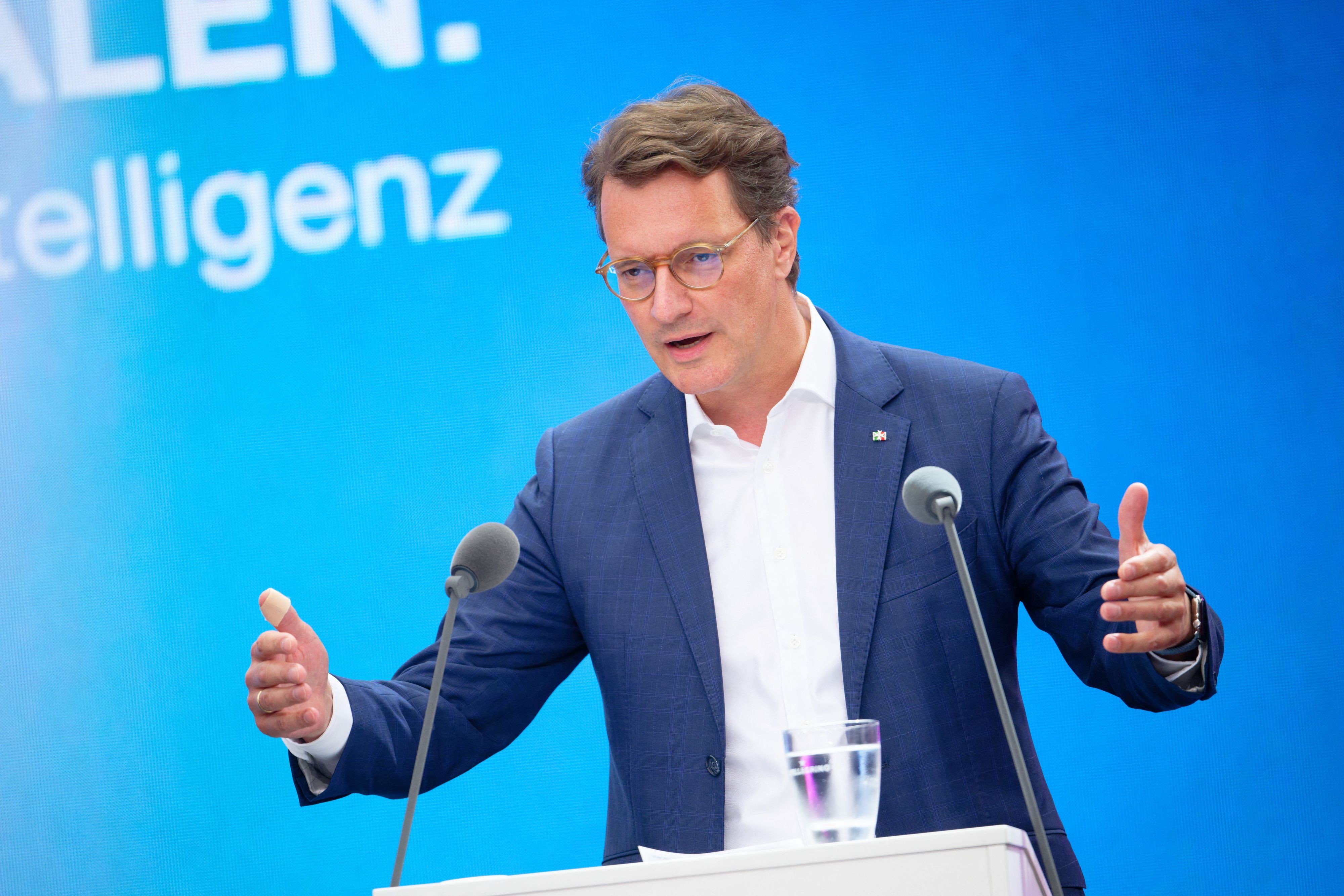 Hendrik Wüst spricht bei der  Digitalmesse Digital X der Deutschen Telekom.