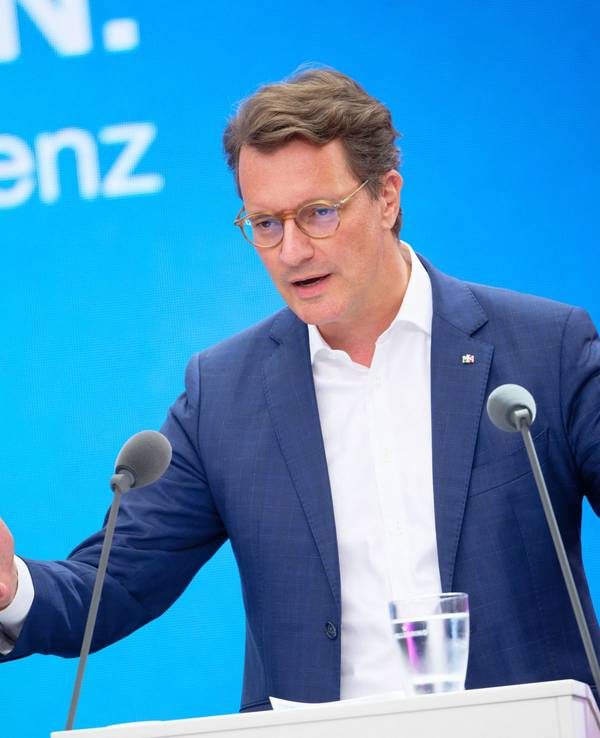 Hendrik Wüst spricht bei der Digitalmesse Digital X der Deutschen Telekom.