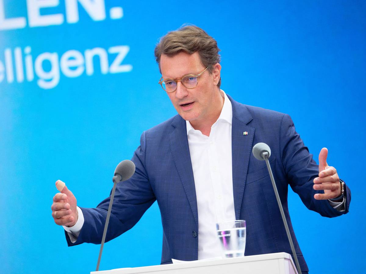 Hendrik Wüst spricht bei der Digitalmesse Digital X der Deutschen Telekom.