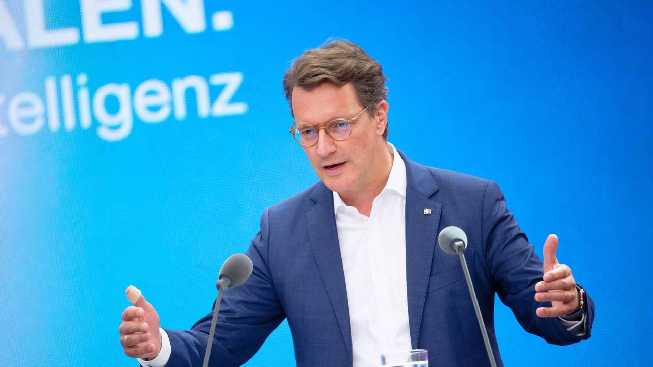 Hendrik Wüst spricht bei der Digitalmesse Digital X der Deutschen Telekom.