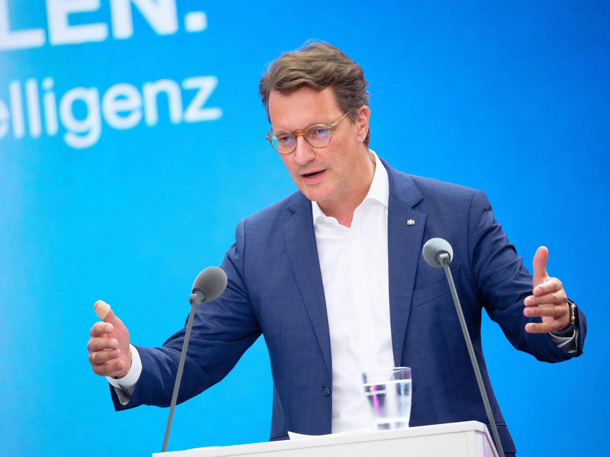 Hendrik Wüst spricht bei der Digitalmesse Digital X der Deutschen Telekom.