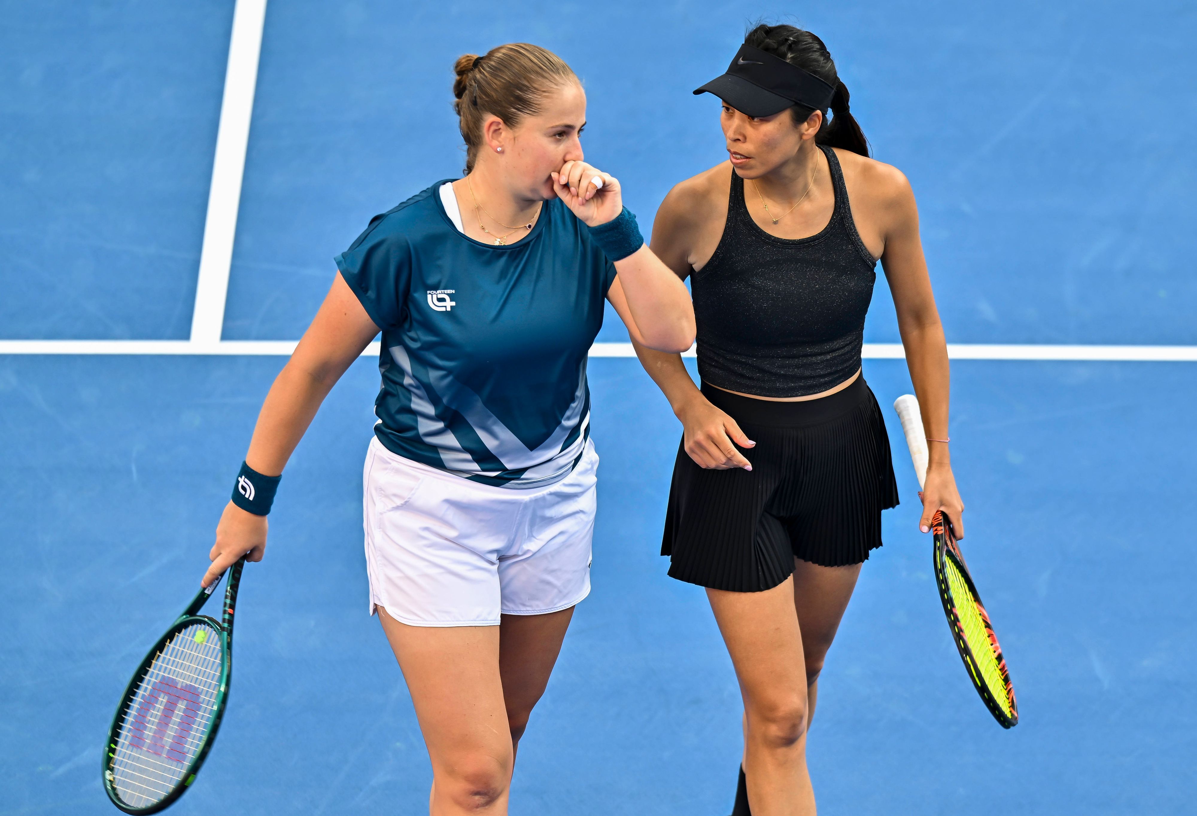 Jelena Ostapenko und Hsieh Su‑wei besprechen sich bei einem Match.