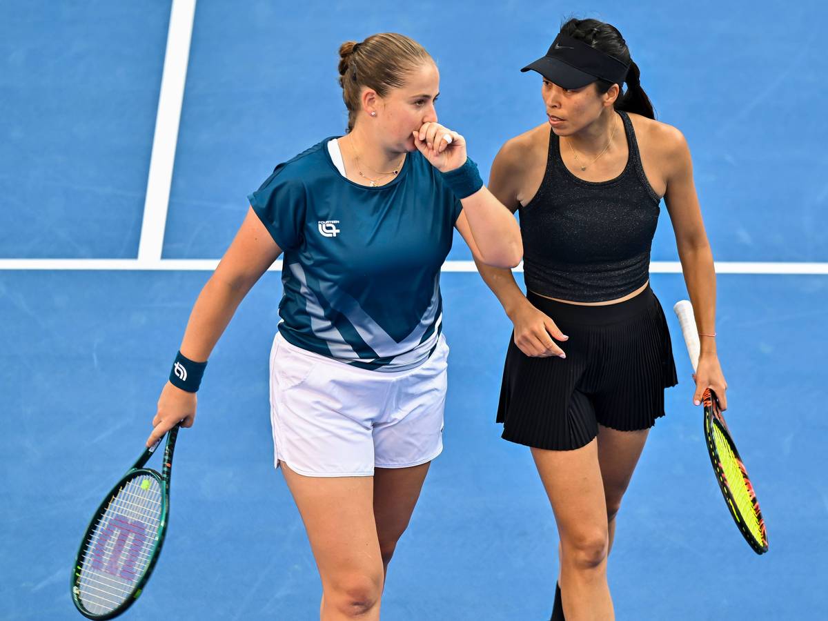 Jelena Ostapenko und Hsieh Su‑wei besprechen sich bei einem Match.