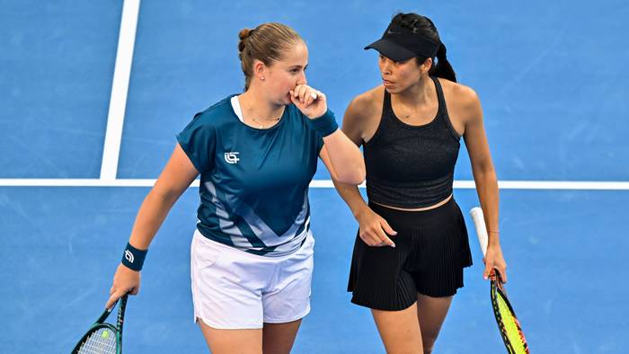 Jelena Ostapenko und Hsieh Su‑wei besprechen sich bei einem Match.