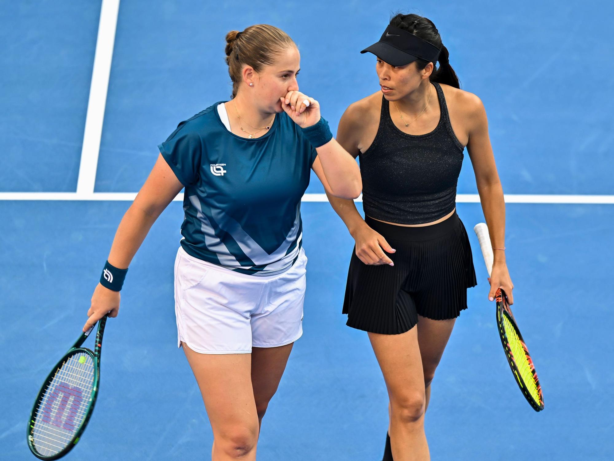 Jelena Ostapenko und Hsieh Su‑wei besprechen sich bei einem Match.