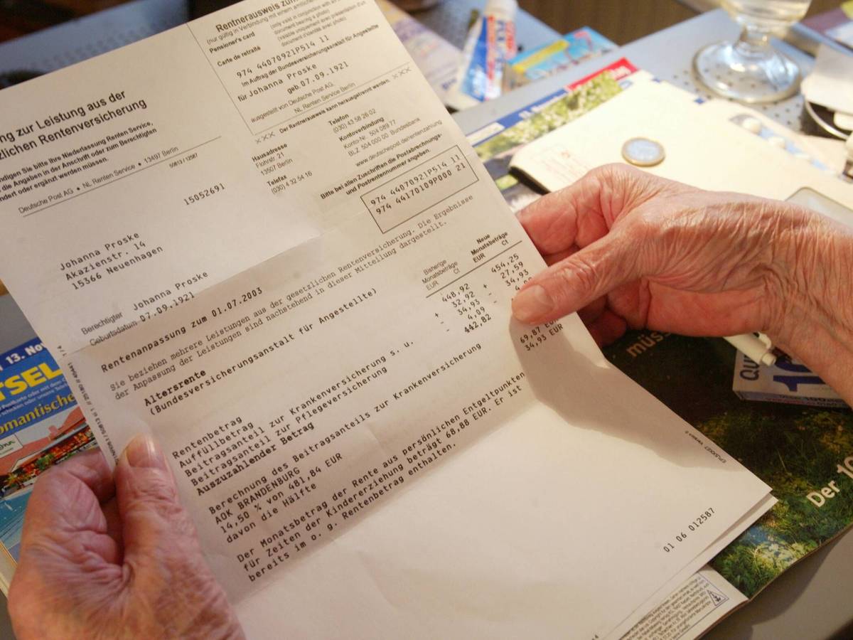 Johanna Proske liest ihren Rentenbescheid