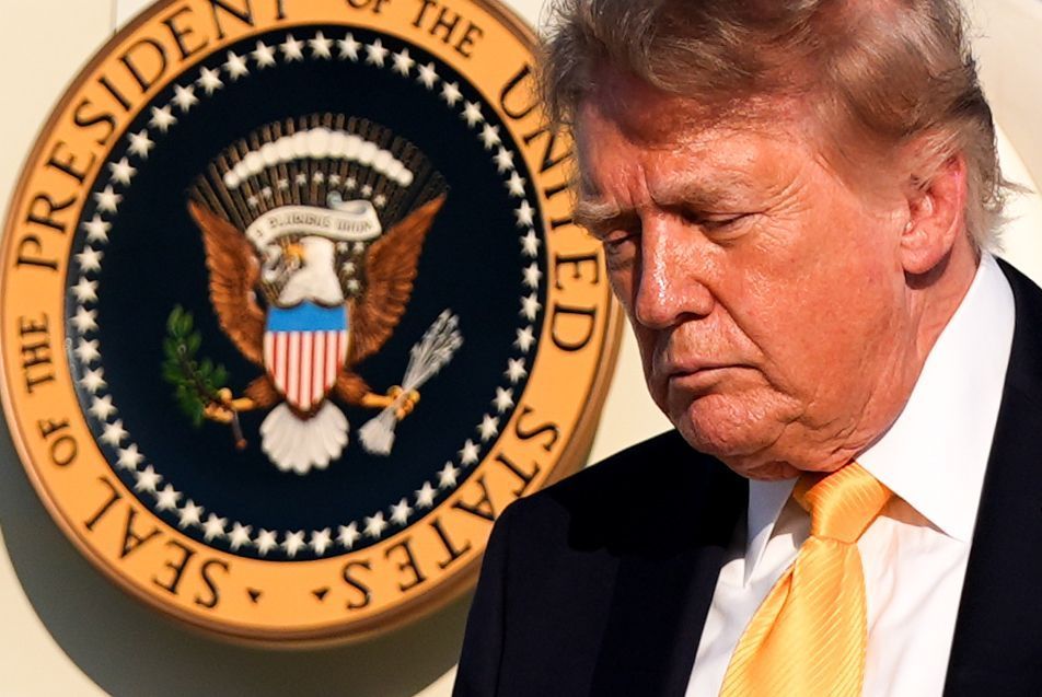 04.09.2026, USA, Morristown: US-Präsident Donald Trump steigt am Flughafen Morristown aus der Air Force One aus.