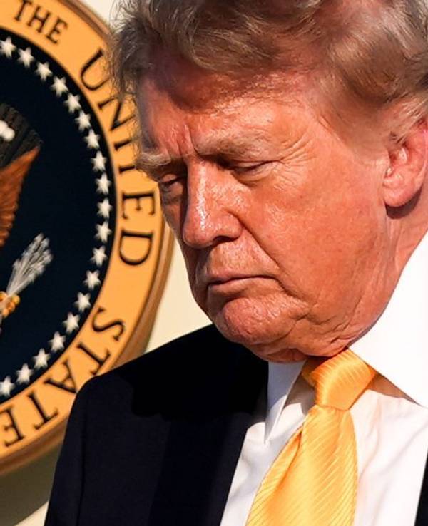 04.09.2026, USA, Morristown: US-Präsident Donald Trump steigt am Flughafen Morristown aus der Air Force One aus.