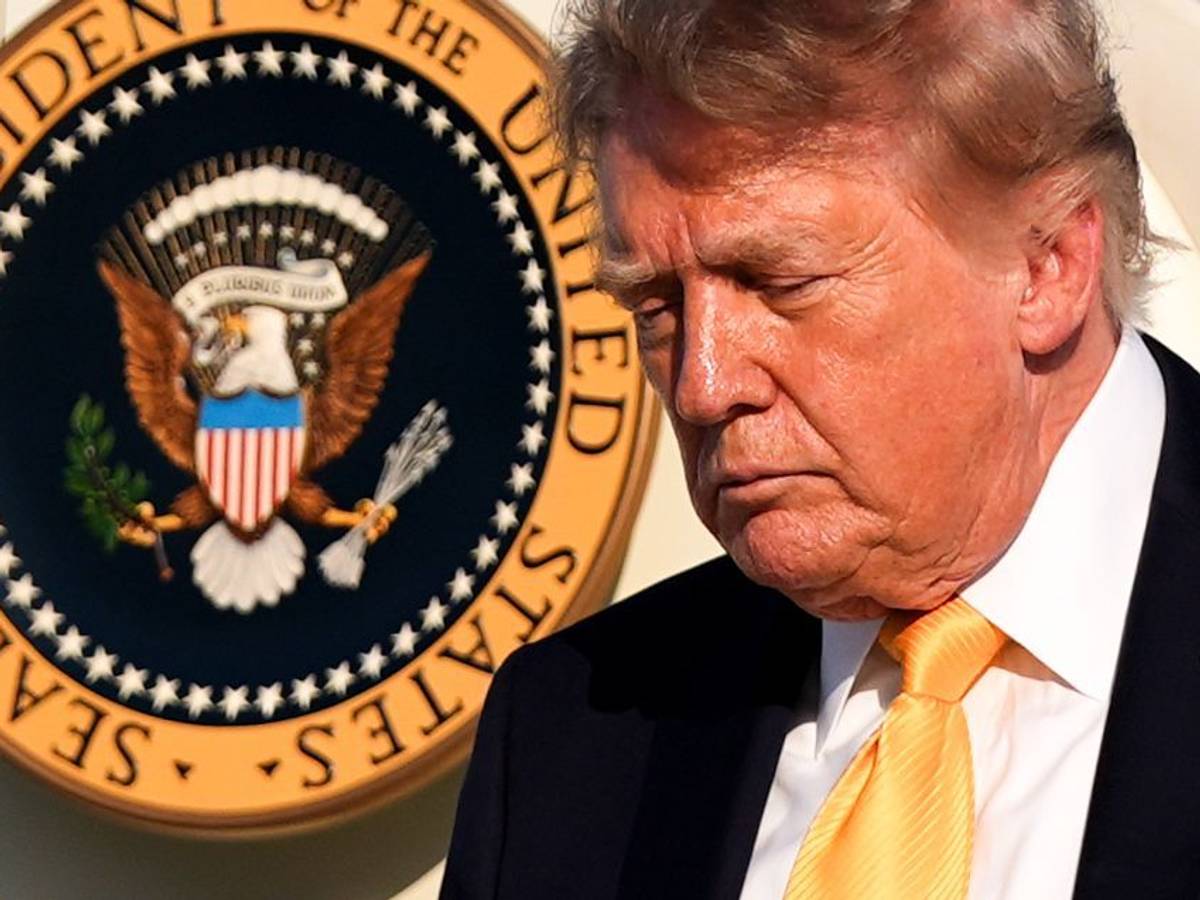 04.09.2026, USA, Morristown: US-Präsident Donald Trump steigt am Flughafen Morristown aus der Air Force One aus.