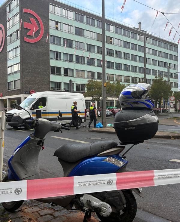Ein Motorroller steht hinter einem Absperrband der Polizei.